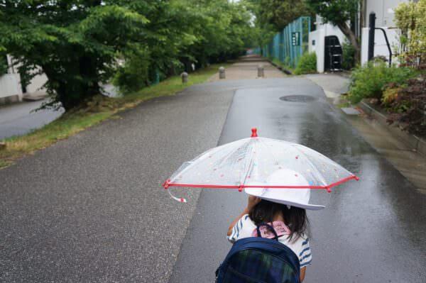 雨の日、子ども、お出かけ、傘、レインコート、長靴、あるある