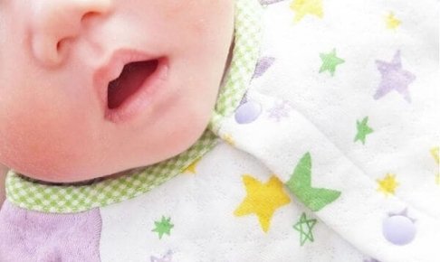 赤ちゃんの唇にできる「吸いだこ」