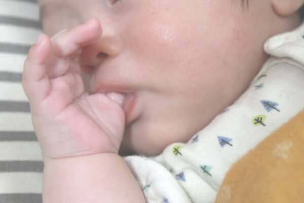 いつまで 指 しゃぶり 生後2ヶ月～の赤ちゃんの指しゃぶり。意味は？歯並びへの影響は？【保育士監修】