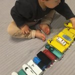 男の子とプラレール