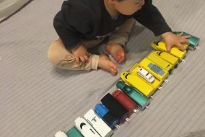 男の子とプラレール