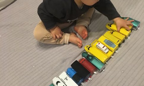 男の子とプラレール