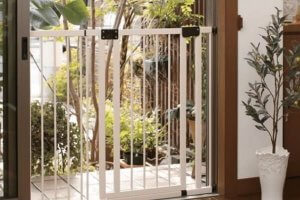 窓や網戸を開け閉めできる安全防止対策赤ちゃんのサッシゲート