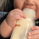 赤ちゃんと哺乳瓶