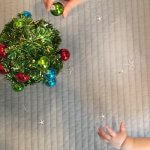 赤ちゃんとクリスマスツリー