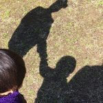 パパとママと赤ちゃんの影