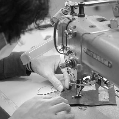 アンドロソフィー(ANDROSOPHY)土屋鞄出身の職人とパパが創った日本製のシンプルでおしゃれな抱っこ紐！使わない時はおしゃれなリュックやバックパック風に背負える、パパのスーツや普段着カジュアルコーデにあうパパかっこいい、子どもや妻、ママにモテる男の抱っこ紐ベビーキャリア。