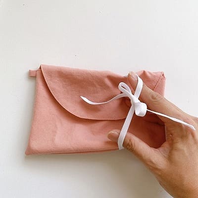 サモエ(SAMOE)離乳食エプロン用携帯ポーチ(クラッチポーチ)ストラップチャーム付き