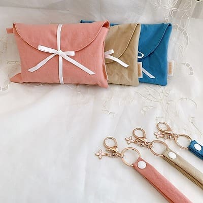 サモエ(SAMOE)離乳食エプロン用携帯ポーチ(クラッチポーチ)ストラップチャーム付き