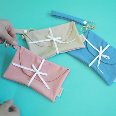 サモエ(SAMOE)離乳食エプロン用携帯ポーチ(クラッチポーチ)ストラップチャーム付き