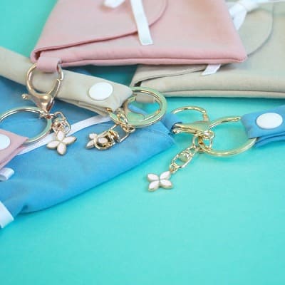 サモエ(SAMOE)離乳食エプロン用携帯ポーチ(クラッチポーチ)ストラップチャーム付き