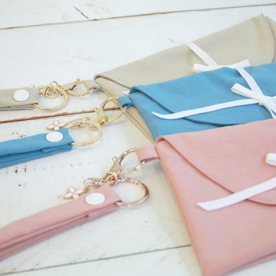 サモエ(SAMOE)離乳食エプロン用携帯ポーチ(クラッチポーチ)ストラップチャーム付き