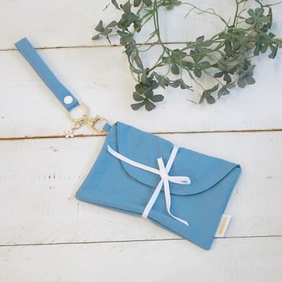 サモエ(SAMOE)離乳食エプロン用携帯ポーチ(クラッチポーチ)ストラップチャーム付き