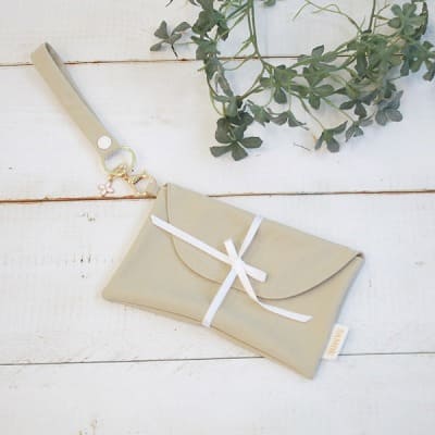 サモエ(SAMOE)離乳食エプロン用携帯ポーチ(クラッチポーチ)ストラップチャーム付き