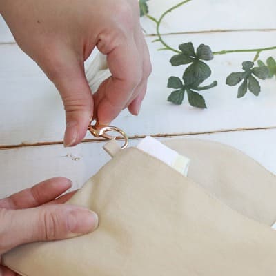 サモエ(SAMOE)離乳食エプロン用携帯ポーチ(クラッチポーチ)ストラップチャーム付き