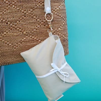 サモエ(SAMOE)離乳食エプロン用携帯ポーチ(クラッチポーチ)ストラップチャーム付き