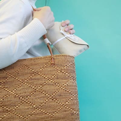 サモエ(SAMOE)離乳食エプロン用携帯ポーチ(クラッチポーチ)ストラップチャーム付き