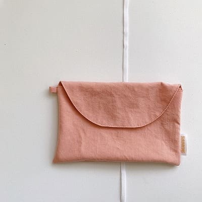 サモエ(SAMOE)離乳食エプロン用携帯ポーチ(クラッチポーチ)ストラップチャーム付き