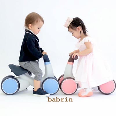 1歳2歳のファーストバイクbabrin(バブリン)子供用4輪乗用玩具。おしゃれでかわいい誕生日プレゼントとしておすすめ！サドルの高さ調節可、室内屋外で使える組み立て不要はじめての乗り物