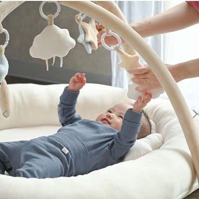 【ベビージム プレイジムマット】【プレミアム厚手ふわふわ】【コットンキャンディ】赤ちゃん(新生児0歳)から長く使える!折りたたみ収納ケース付きプレイマットと取り外せるおしゃれな知育おもちゃ。 寝返り腹ばい安心クッション！