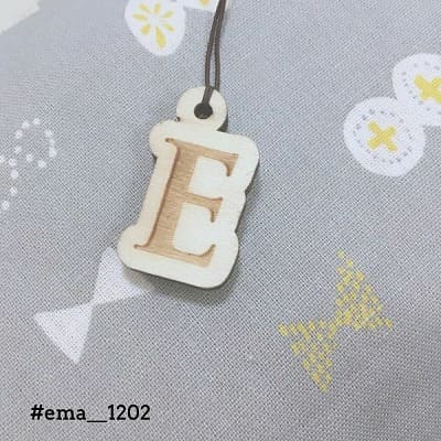 抱っこひも木製イニシャルチャーム 自分用の目印になる簡単取り付け