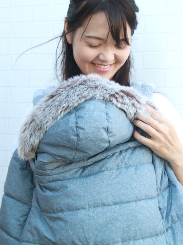 防寒ケープ 抱っこ紐・ヒップシート・ベビーカー対応 ベビーアンドミー(BABY＆Me)太陽光で３度暖か発熱性中綿！おしゃれなファーフード付き。秋冬はフリースでも使える、撥水加工 大きめポケット